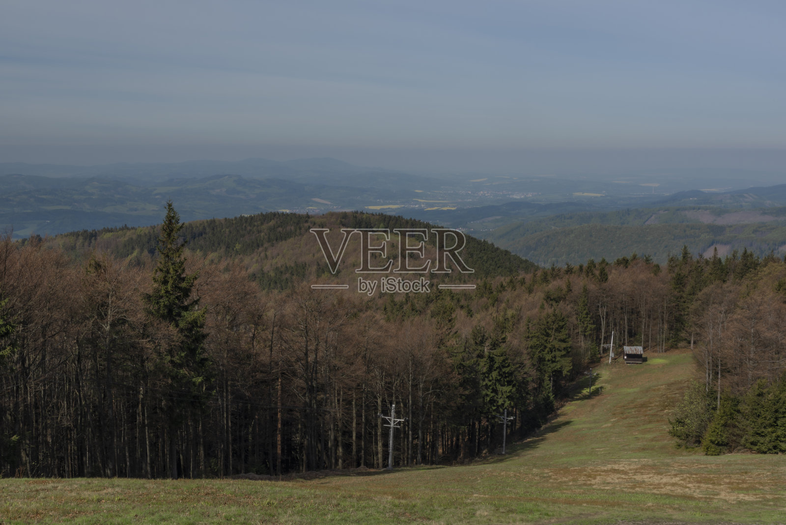 在春天阳光明媚的日子里，拉霍斯特山附近的滑雪场照片摄影图片