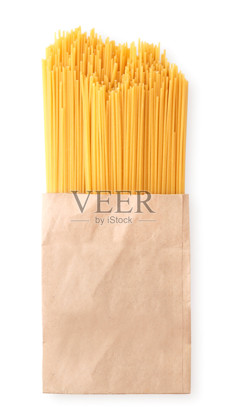 意粉意粉从包装上洒在白色背景上孤立。从上面看照片摄影图片