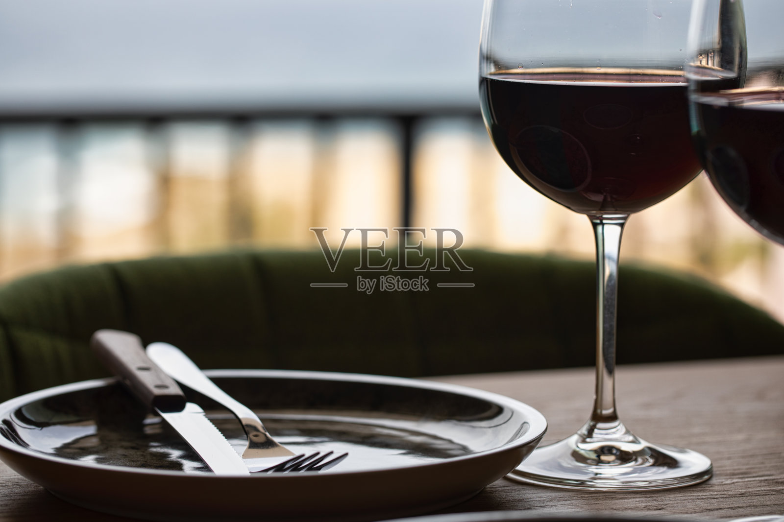 高档红酒。美味的饮料，由美味的葡萄制成的酒杯在桌子上。餐馆关闭。桌上有红酒。桌上的盘子上放着酒。餐厅开放。餐饮业照片摄影图片