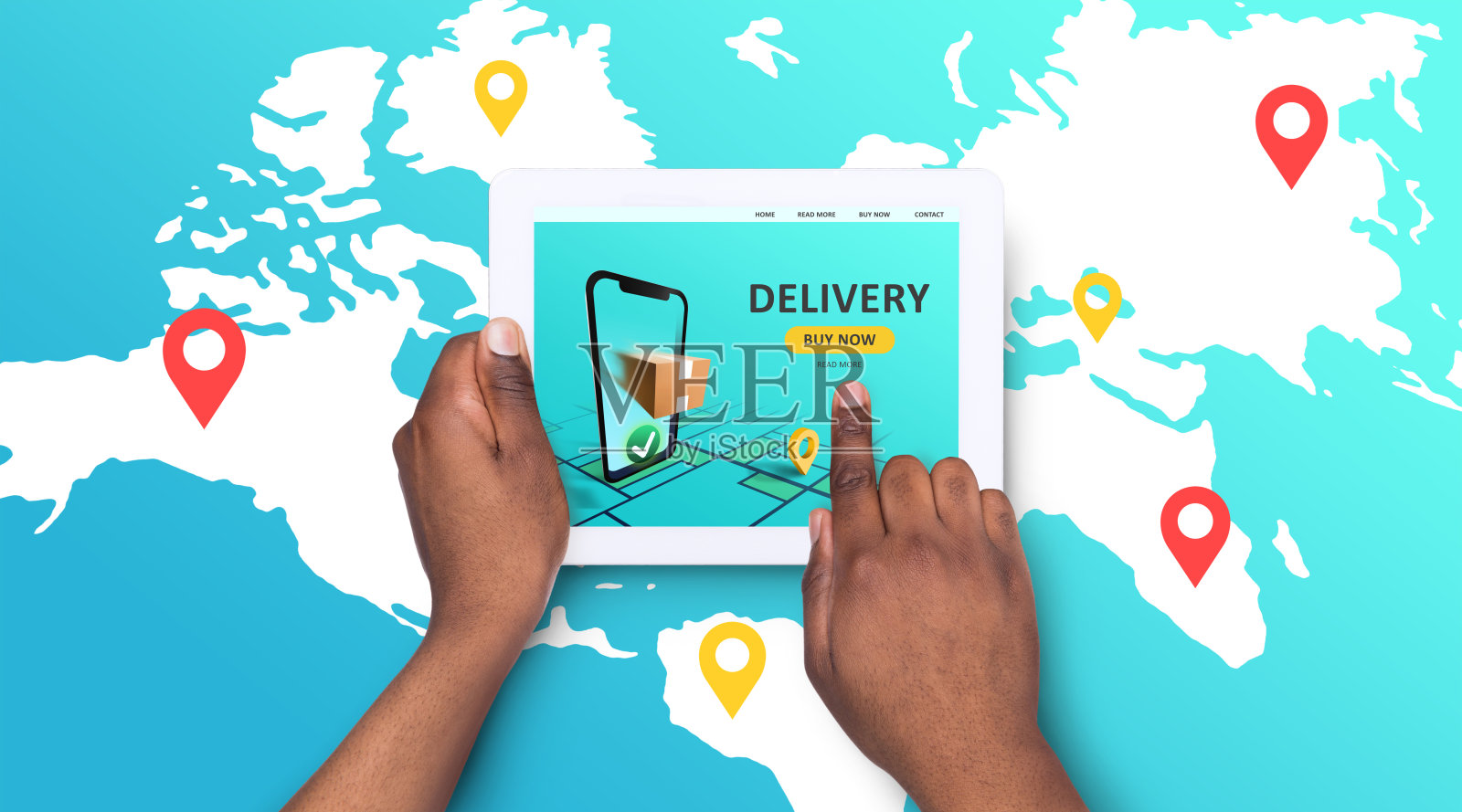 特写的非洲裔美国人订购产品在线，使用平板电脑在世界地图，拼贴。全景照片摄影图片