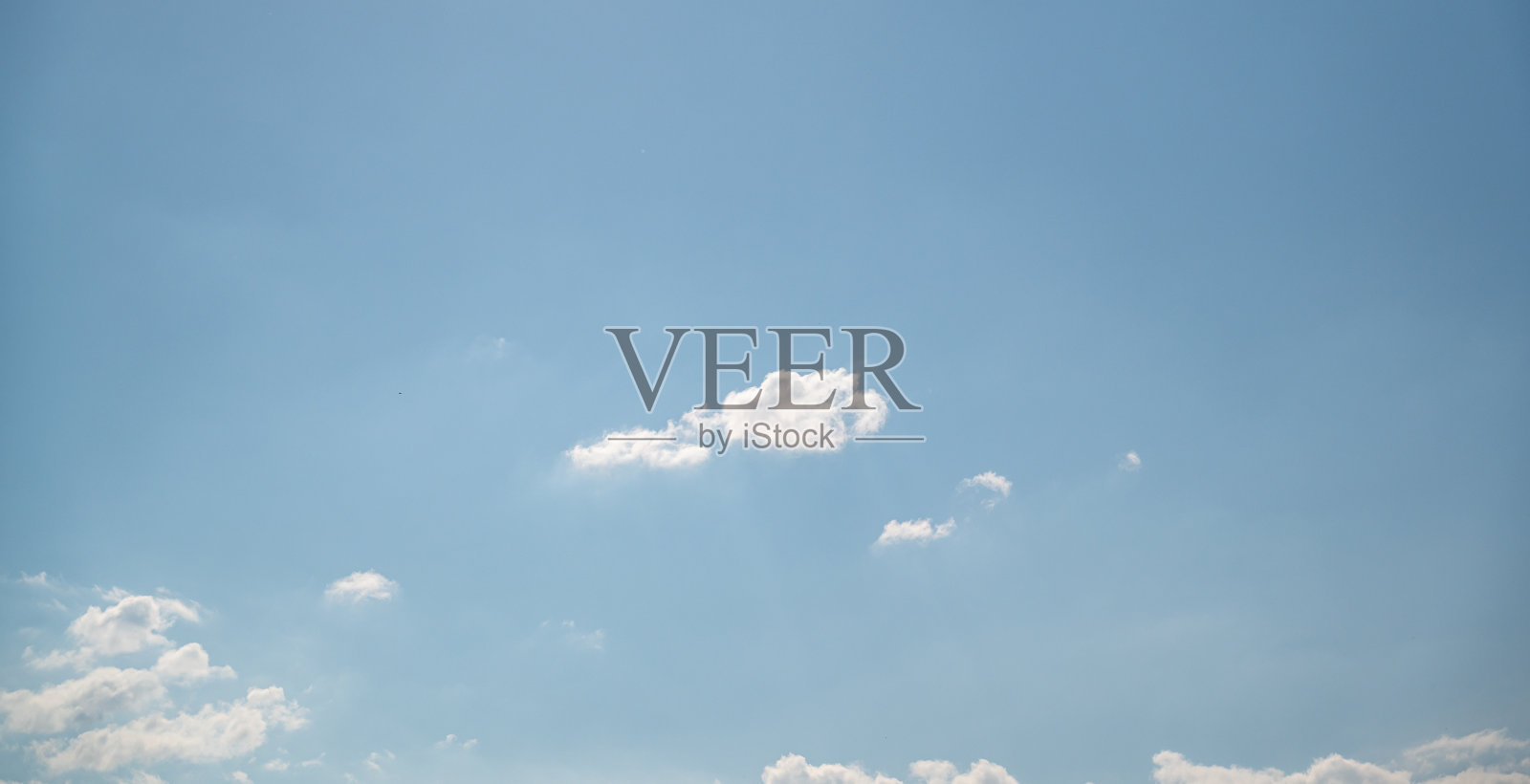 一个低角度拍摄的美丽的云景在蓝天的背景照片摄影图片