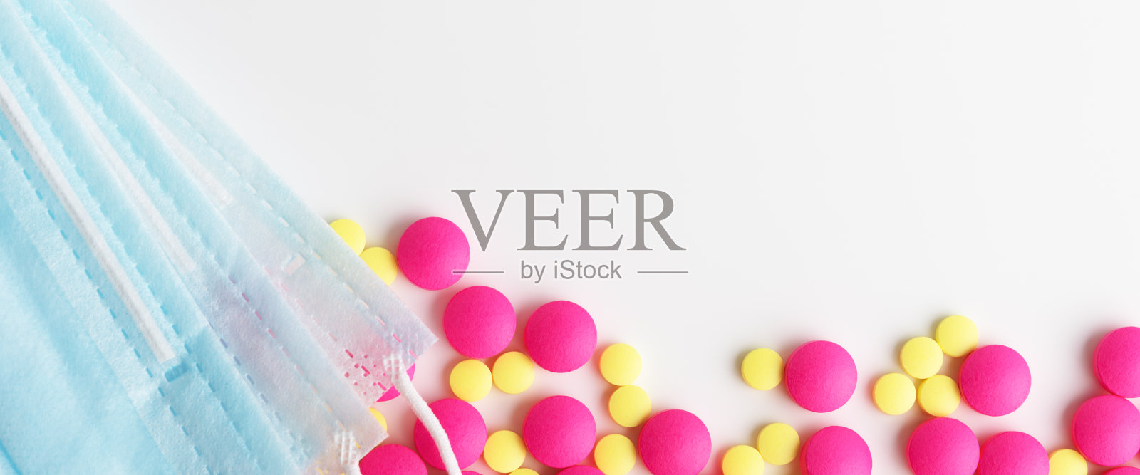 医用口罩，外科防护病毒，流感，疾病和药片。孤立在白色背景上。照片摄影图片