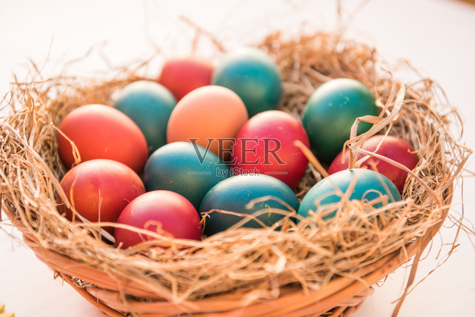 篮子上画着五颜六色的复活节彩蛋照片摄影图片