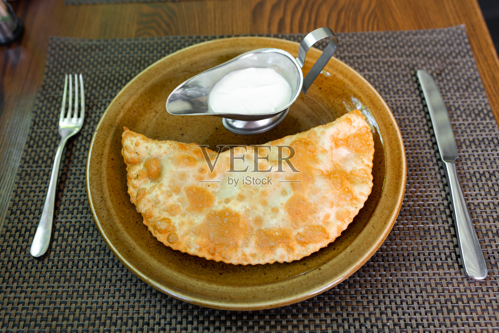 多汁乳酪配酸奶油。克里米亚鞑靼人菜。肉馅饼照片摄影图片