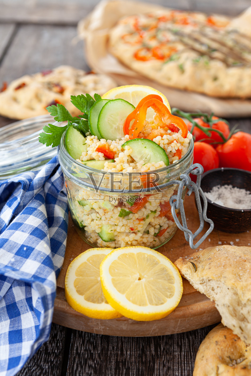 美味的Ptitim / Couscous沙拉照片摄影图片