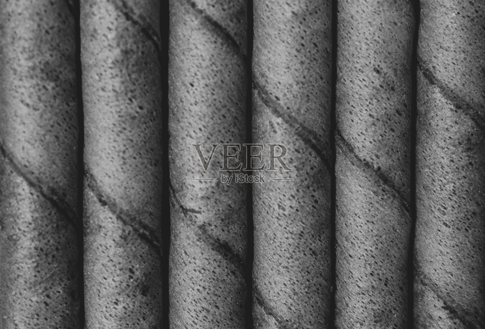 一堆巧克力味的威化饼卷。孩子们喜欢的松脆的威化饼卷。照片摄影图片