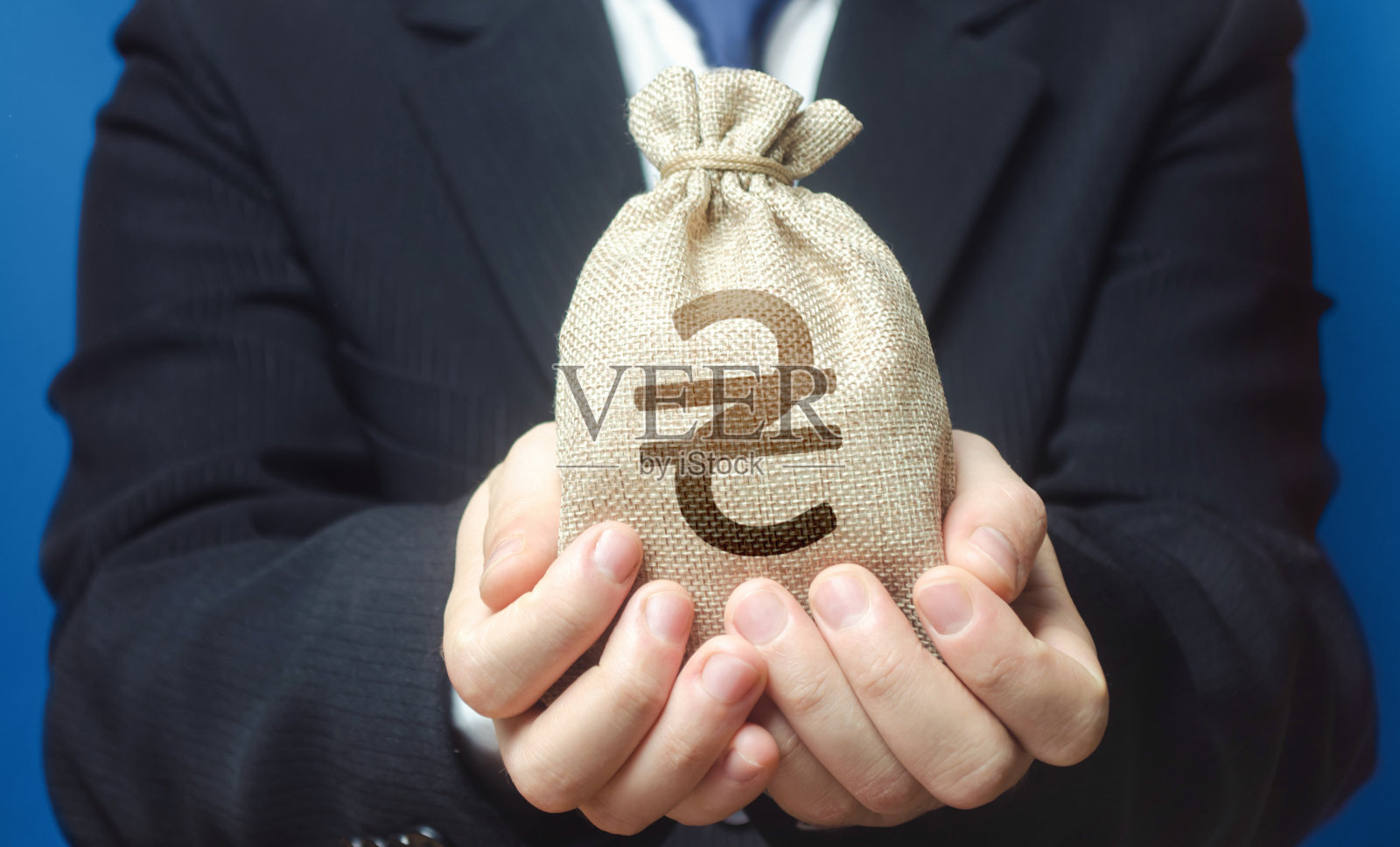 一名男子拿出一个乌克兰格里夫尼亚钱袋。贸易、经济。给予商业项目或教育融资。提供现金金融贷款信贷。银行存款。预算管理、税收征管照片摄影图片