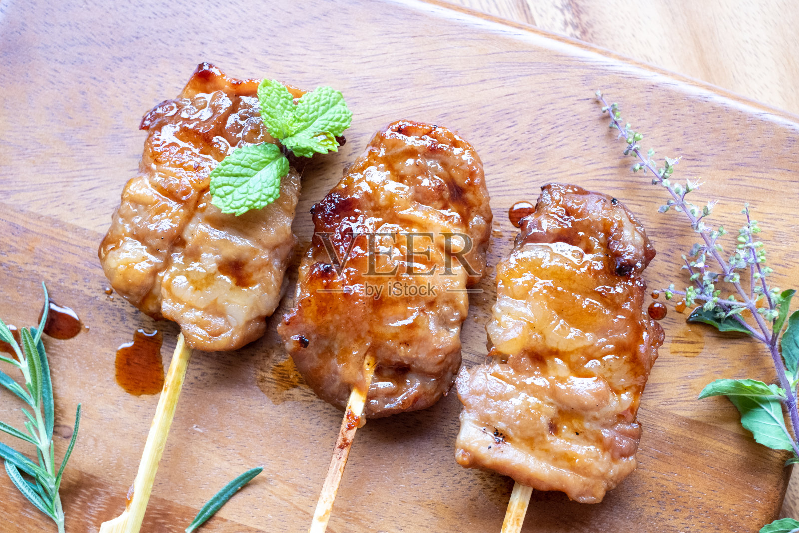 木背景烤串牛奶猪肉-当地的泰国街头食物风格照片摄影图片