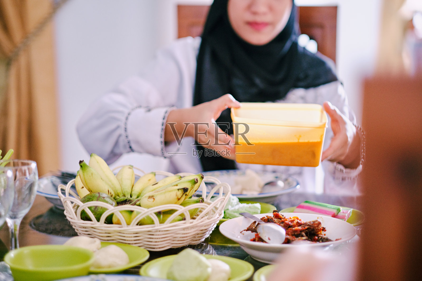 可爱的穆斯林家庭在斋月期间一起吃饭照片摄影图片