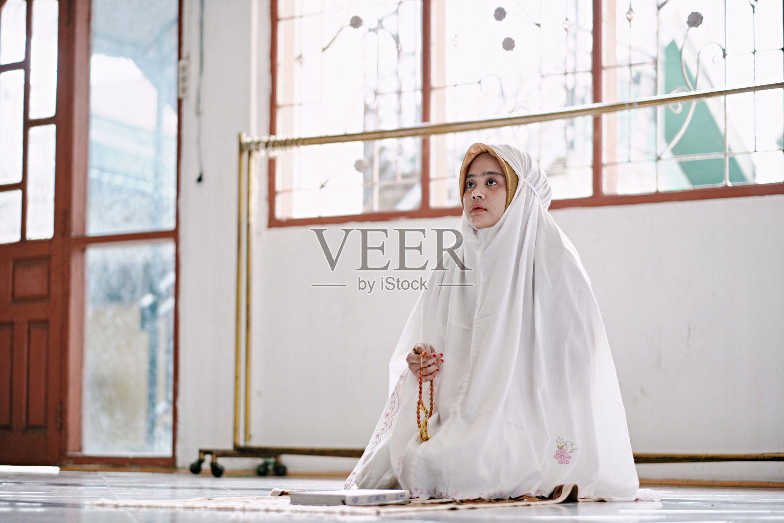 美丽的穆斯林妇女在清真寺祈祷照片摄影图片