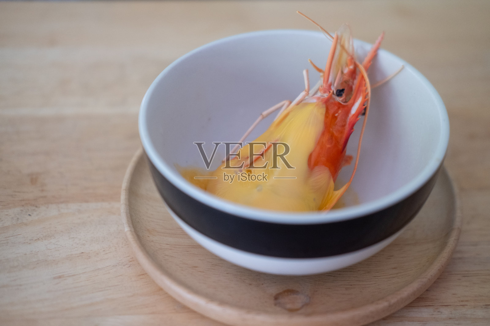 木桌上自制的大虾和奶酪碗照片摄影图片