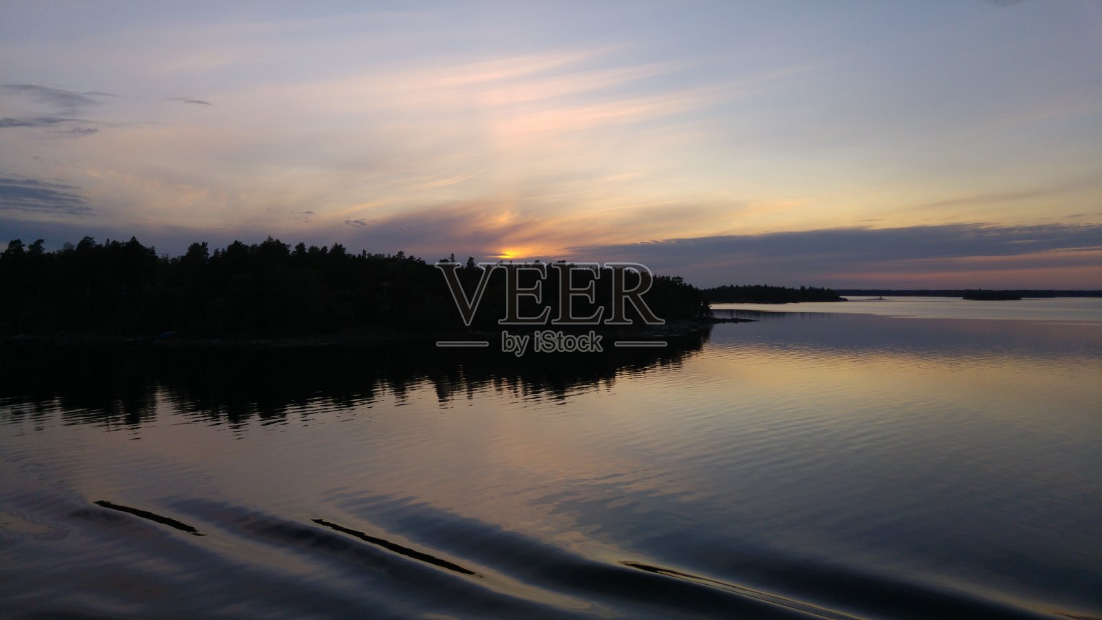 晚上乘船照片摄影图片