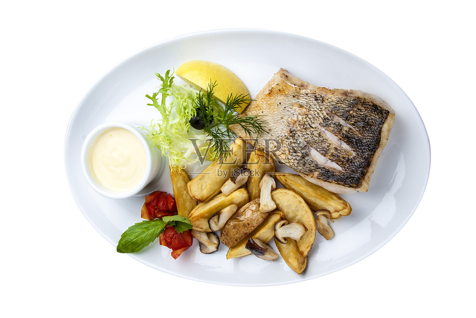 鲈鱼配蘑菇和土豆。放在白色的盘子里照片摄影图片