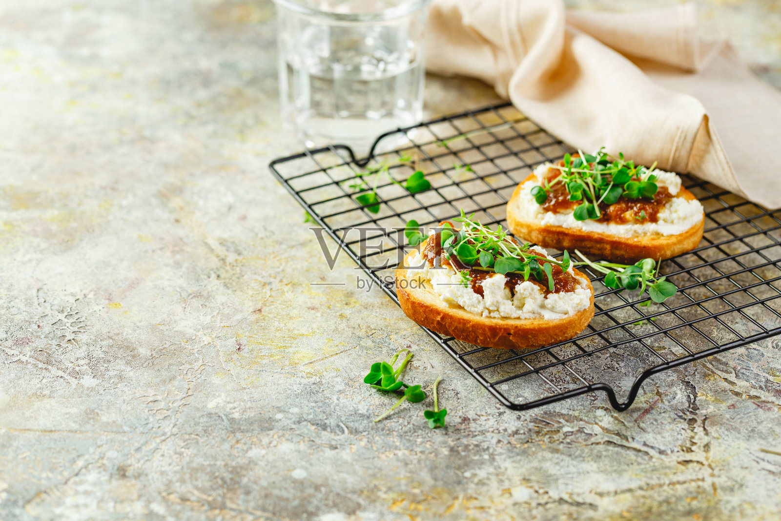 法式面包配法式长棍面包、白软干酪、无花果果酱照片摄影图片