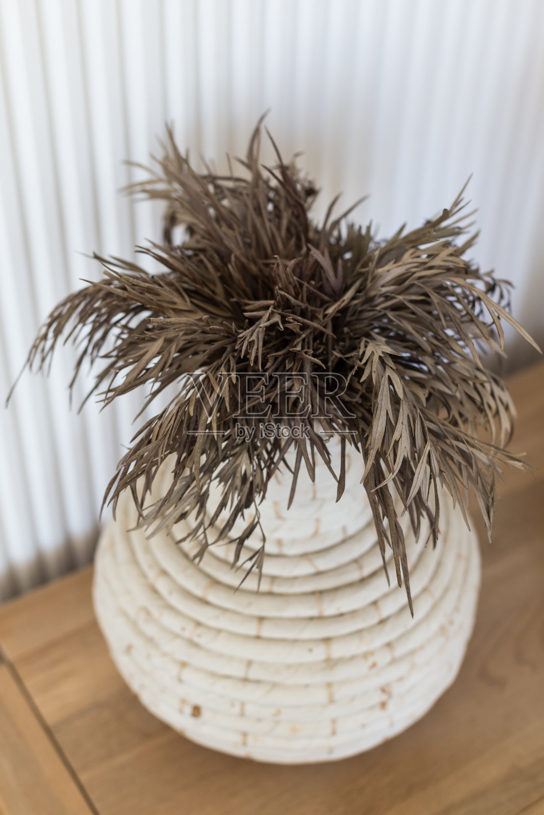 室内装饰。花瓶上插着干花。照片摄影图片