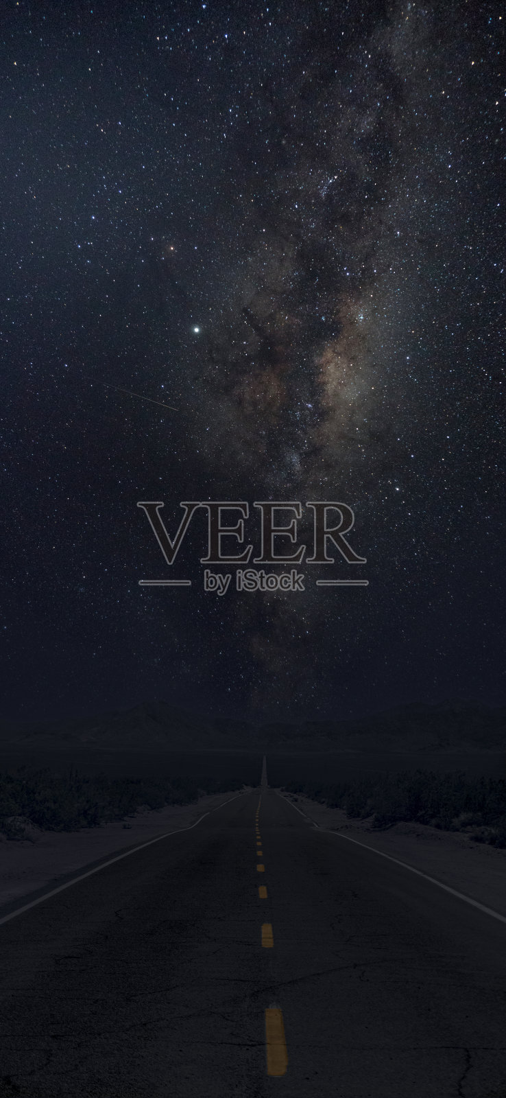 银河在沙漠中的道路上照片摄影图片