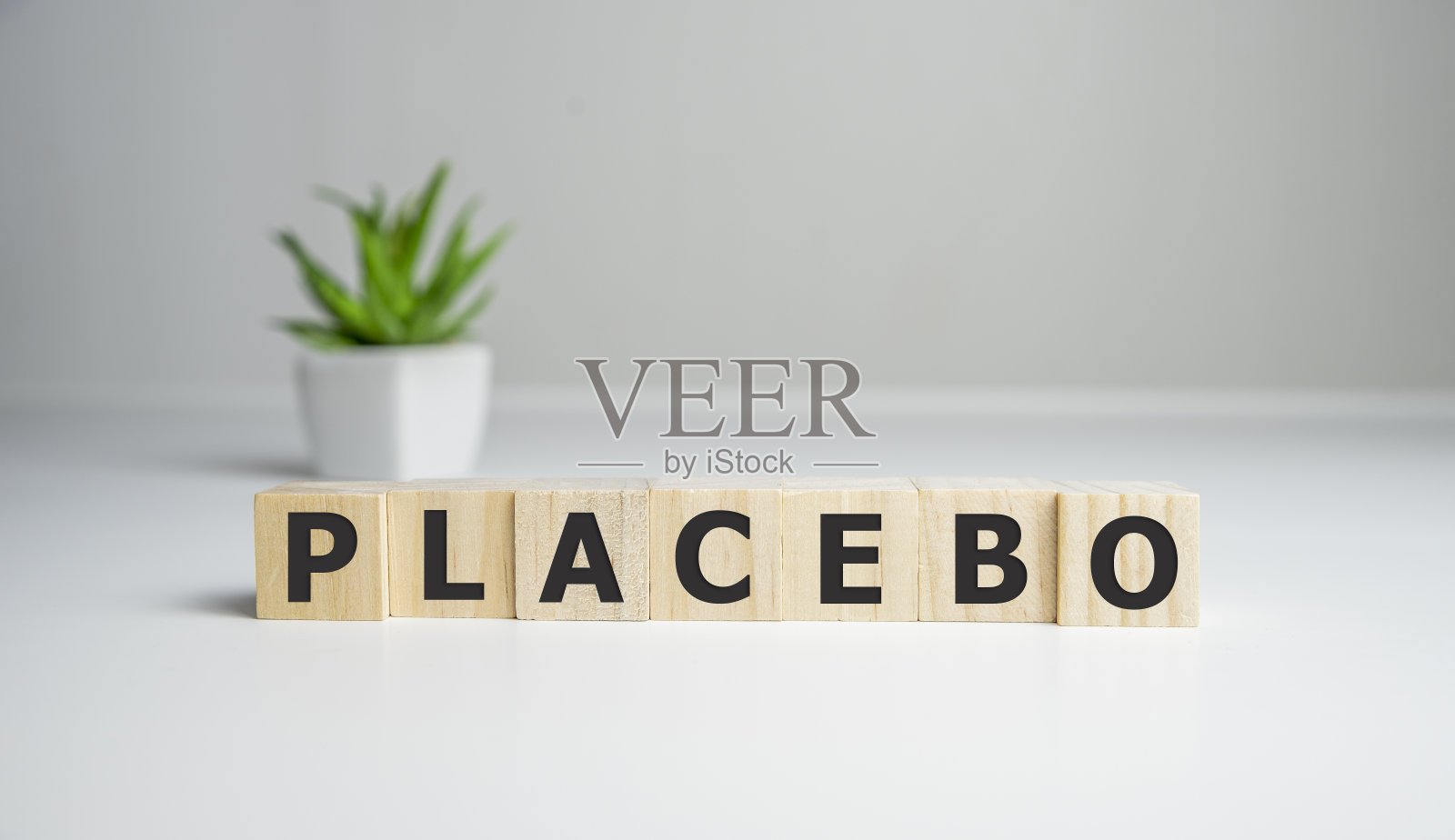 安慰剂字写在块上。安慰剂效应假医疗照片摄影图片