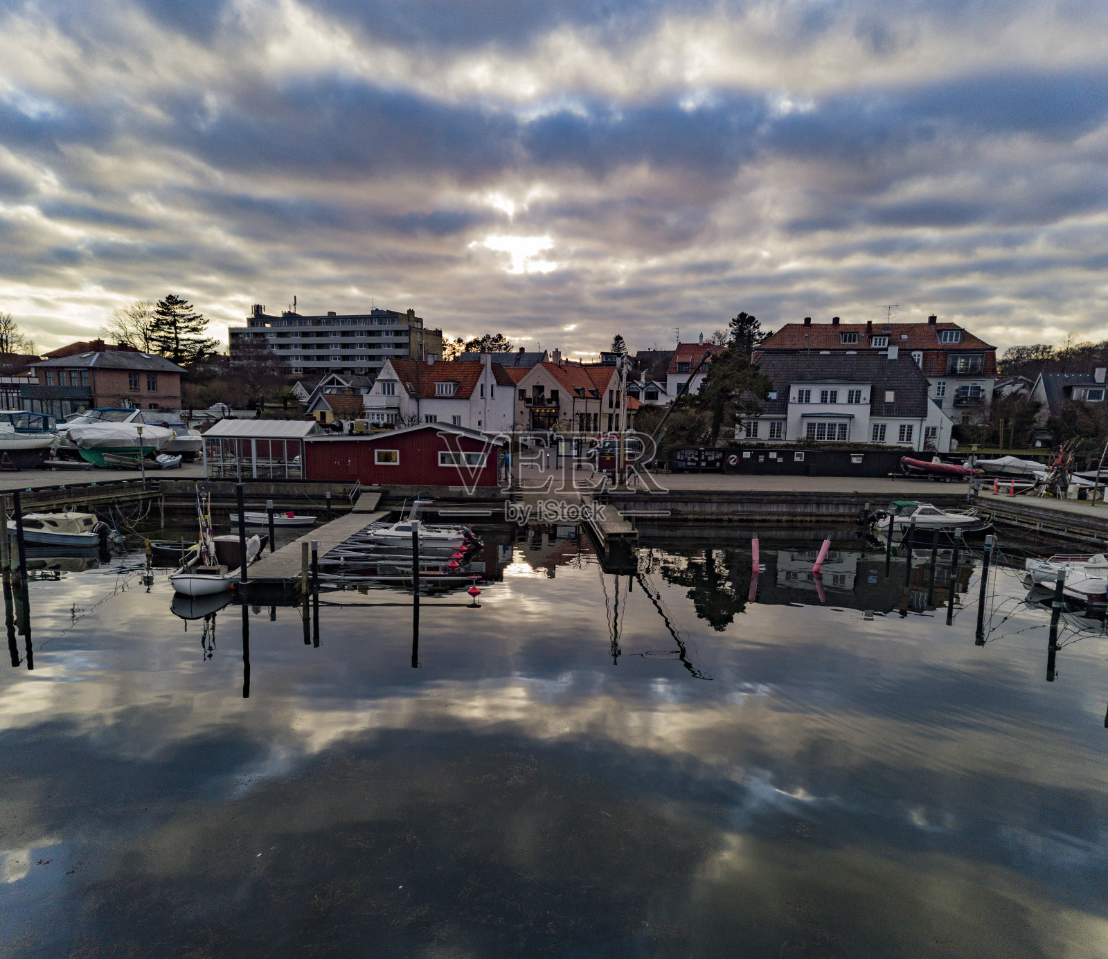 海港与天空的倒影在水中照片摄影图片