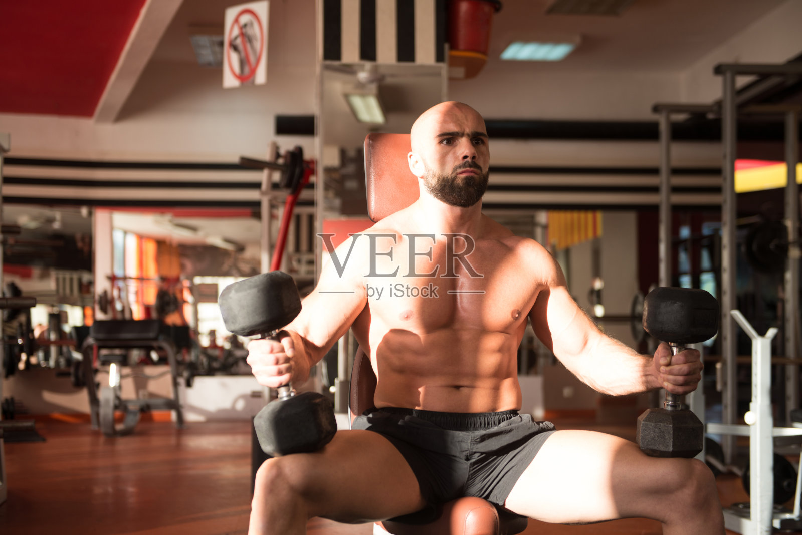 用哑铃锻炼二头肌的人照片摄影图片