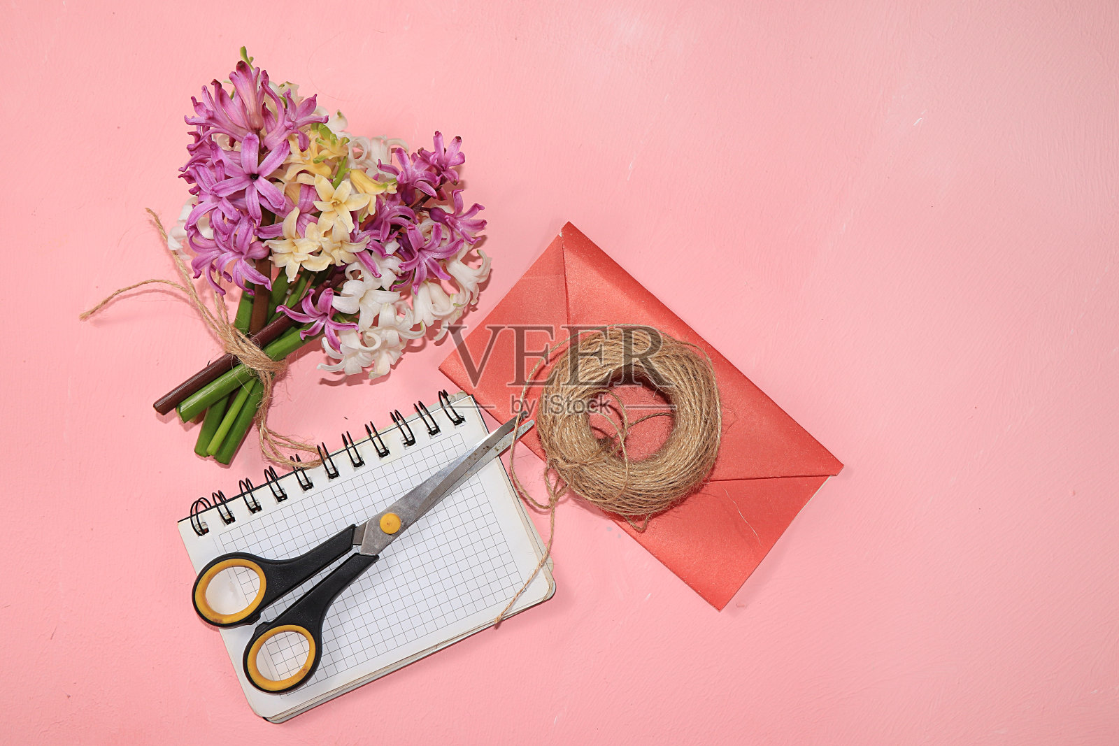 春季布置，木质背景上的花朵，简约的节日概念。贺卡motherâ的日子，生日快乐，婚礼，礼物给爱的人，照片摄影图片
