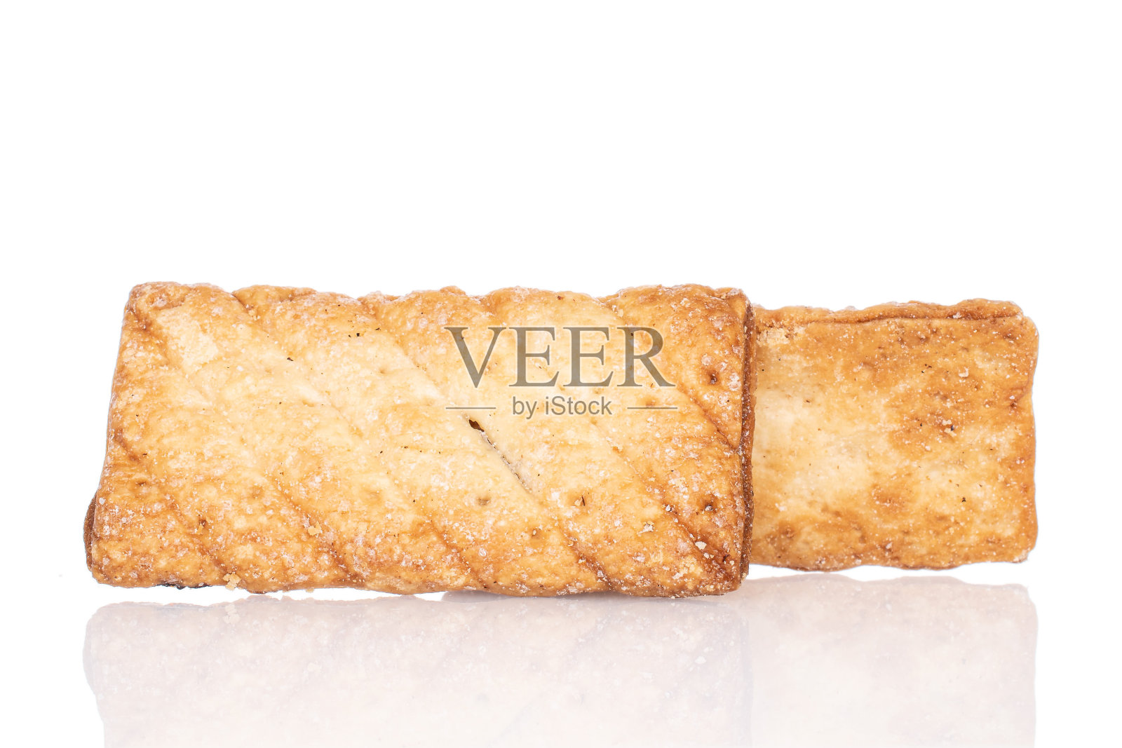 扁酥饼干上的白色照片摄影图片