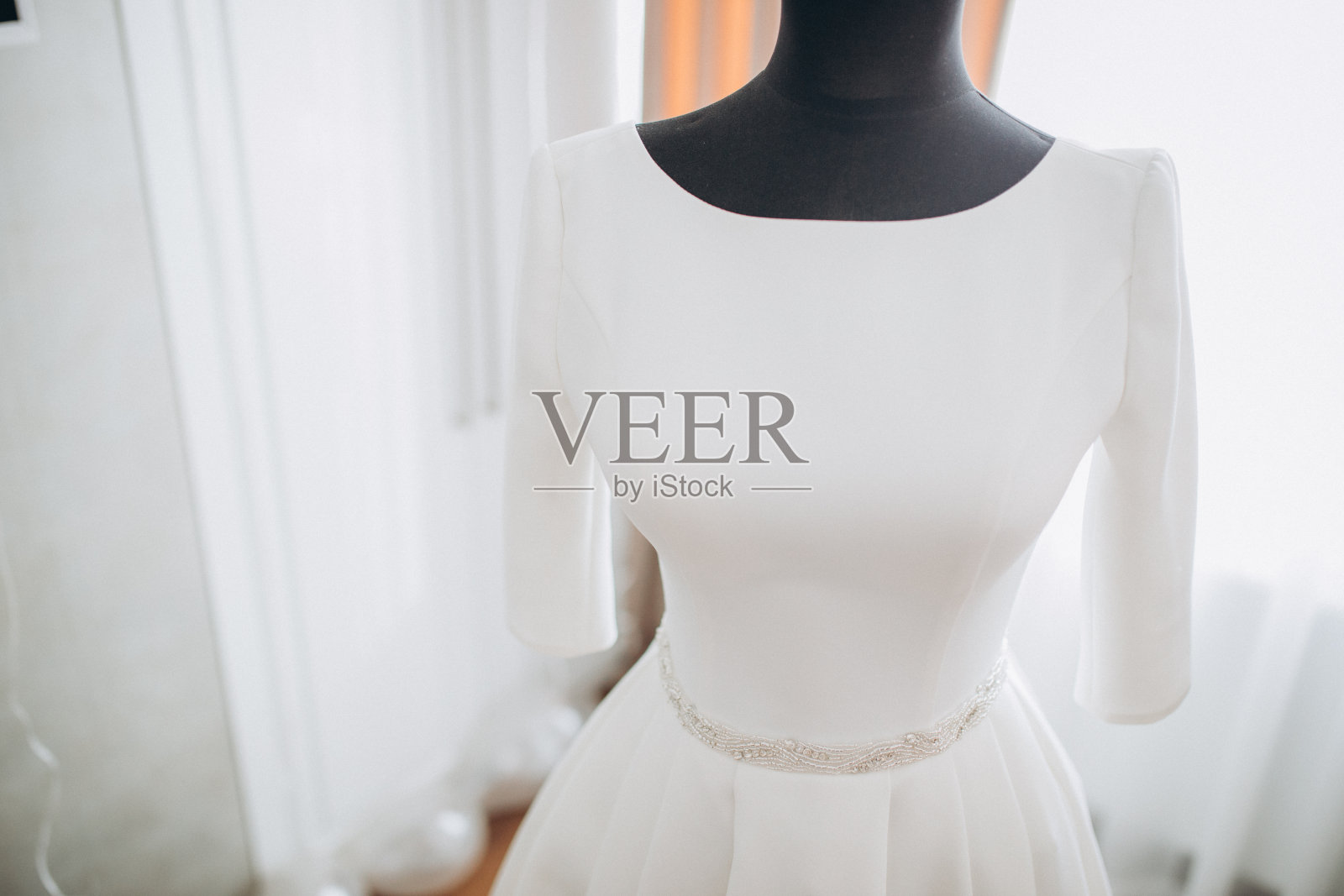 婚纱在新娘沙龙。照片摄影图片