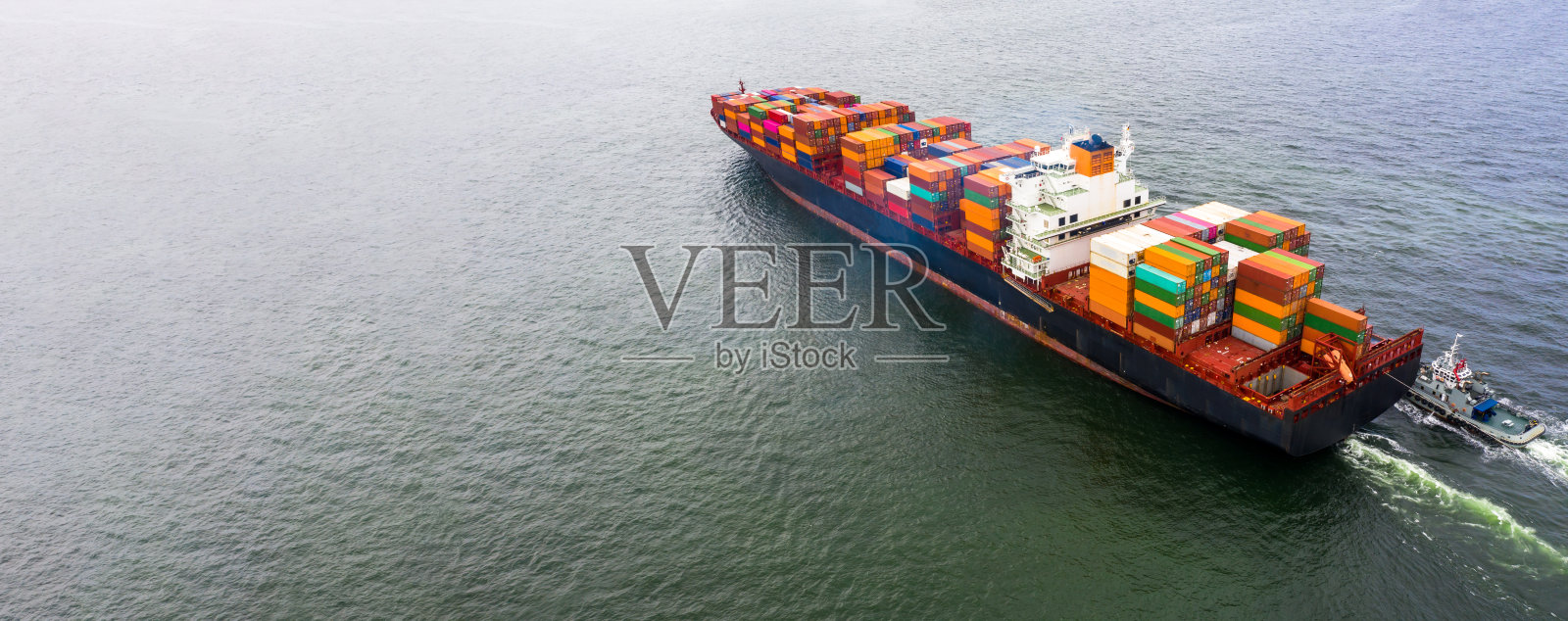 集装箱货轮进出口全球业务全球物流运输，集装箱货轮供应链危机，物流危机，鸟瞰集装箱货轮货轮。照片摄影图片