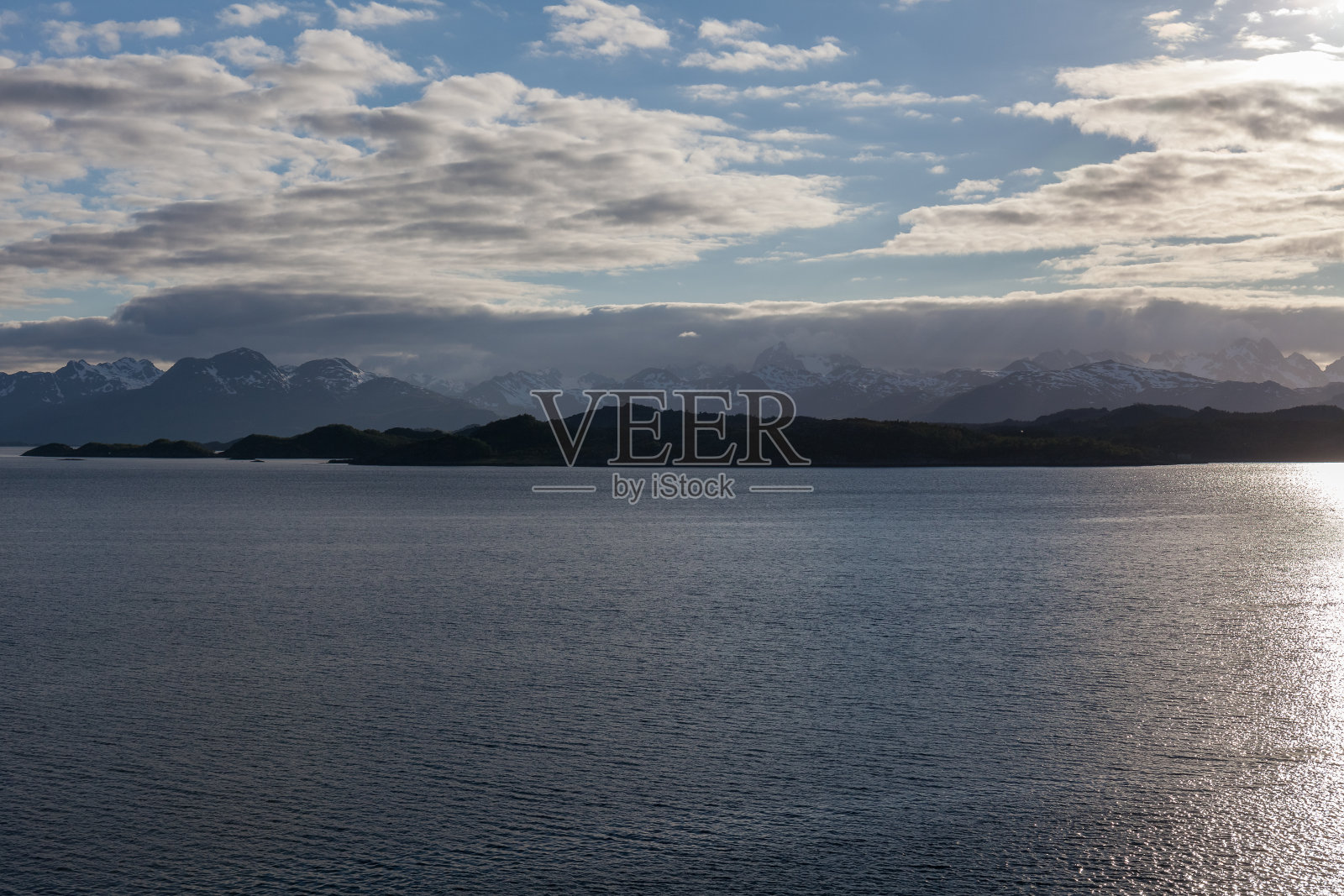 峡湾。美丽的挪威的风景。海湾的景色。挪威理想的峡湾倒影在清澈的水在多云的天气。有选择性的重点照片摄影图片