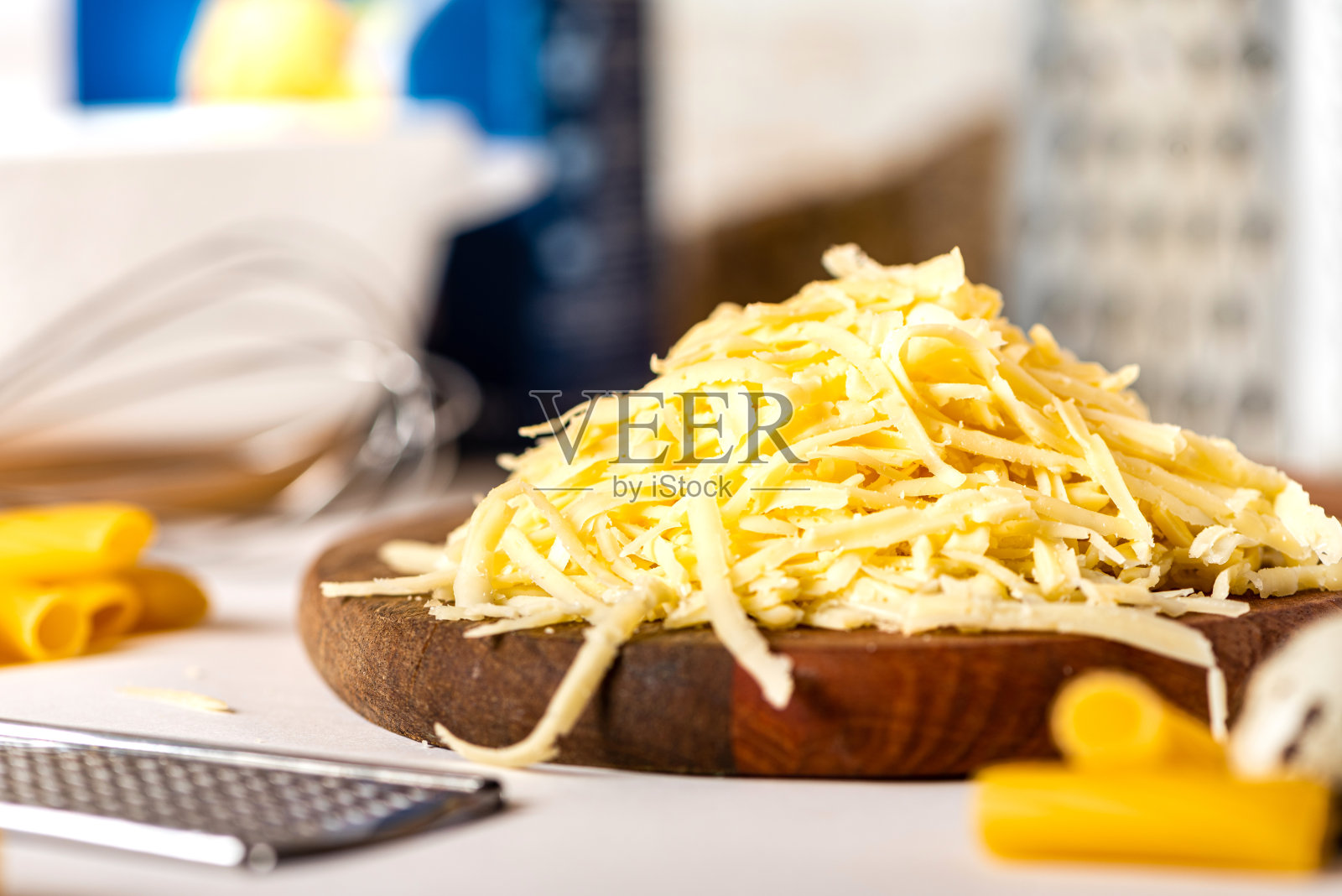 切菜板上一堆磨碎的奶酪照片摄影图片