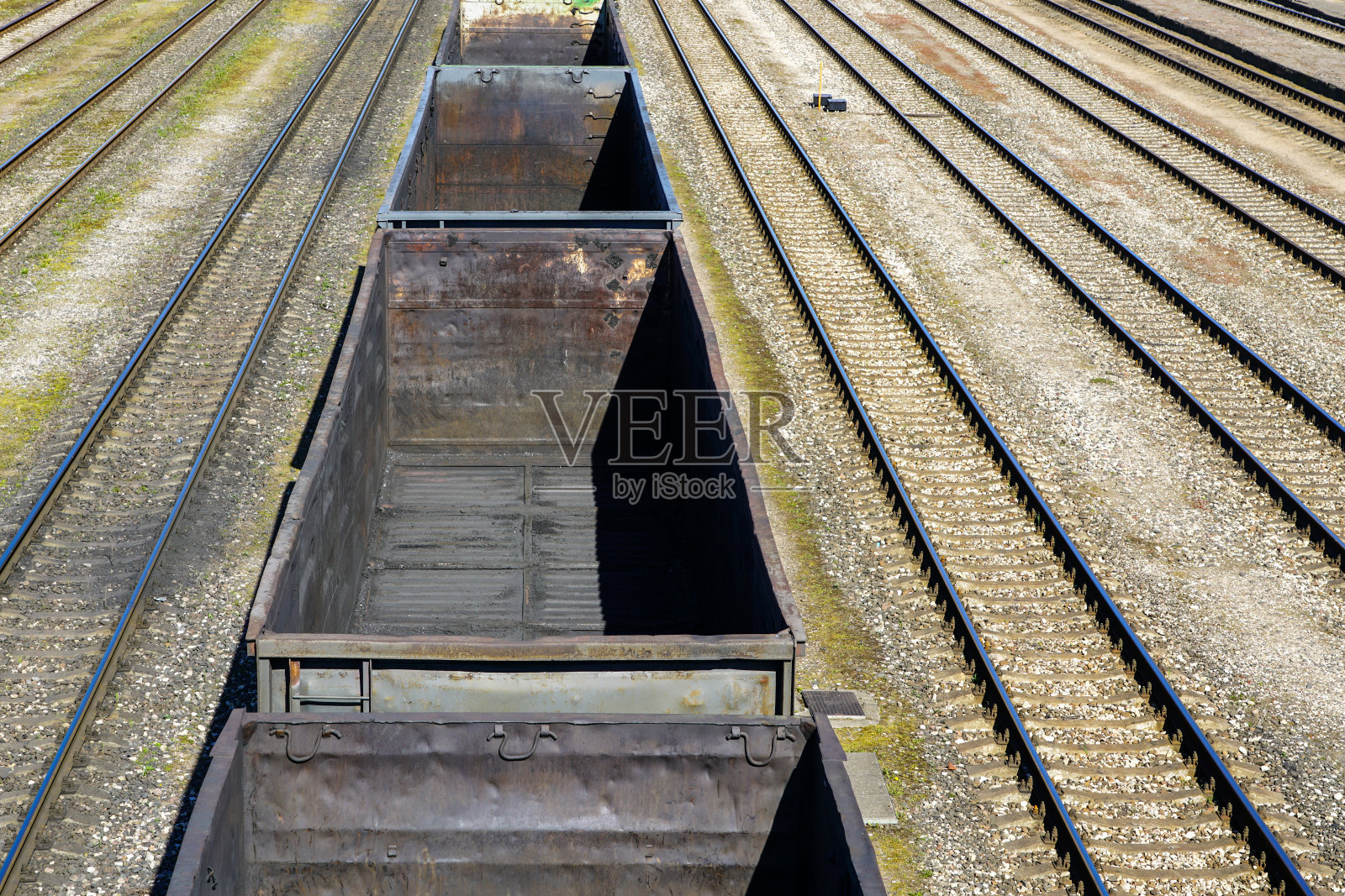 空空如也的大篷车和铁轨，象征着经济危机照片摄影图片