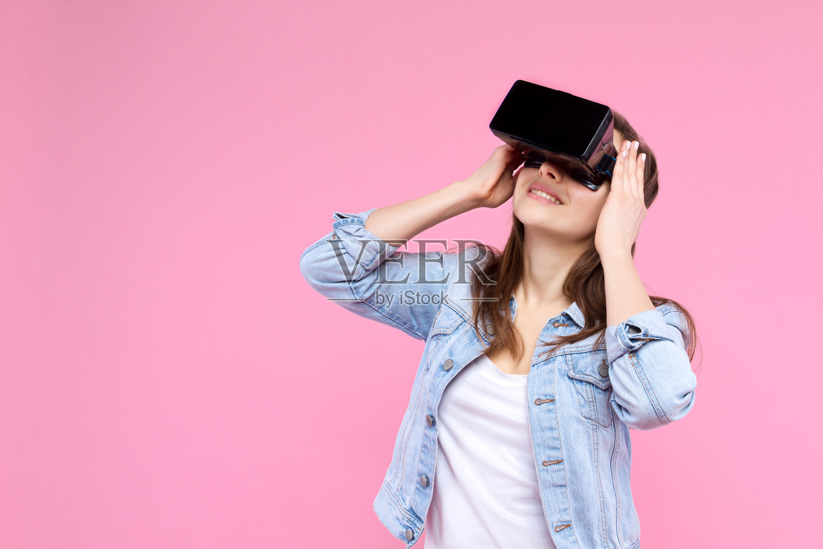 年轻的成年女性被隔离在粉红色的背景上照片摄影图片