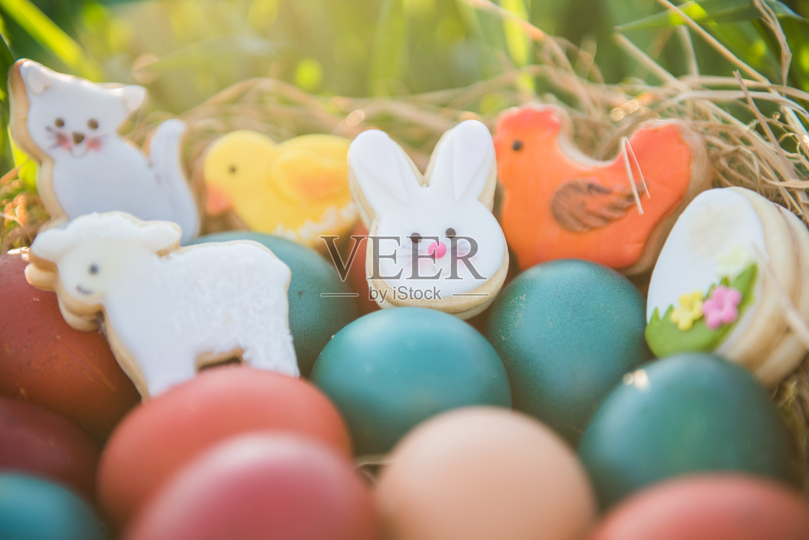 篮子上画着五颜六色的复活节彩蛋照片摄影图片