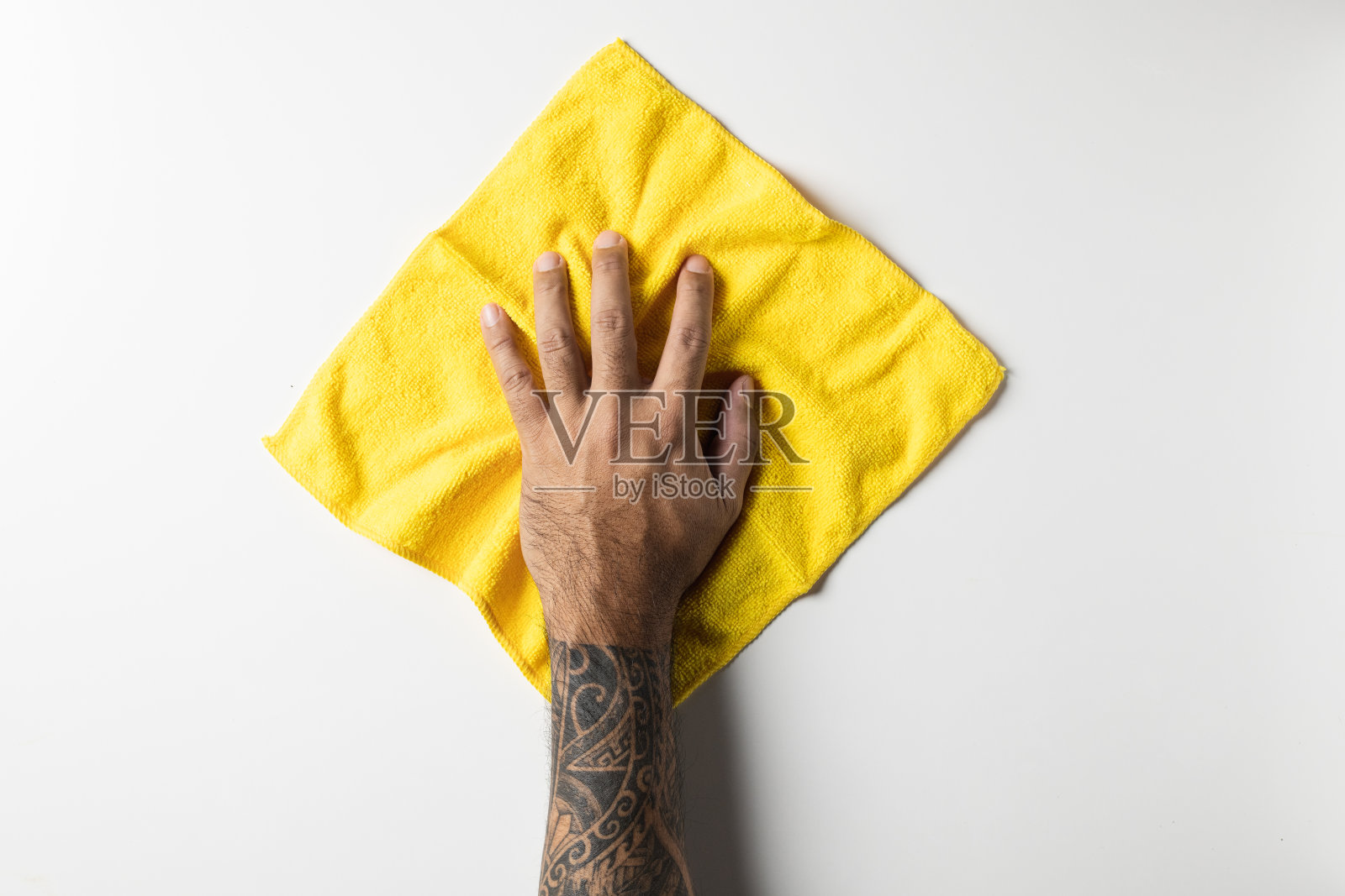 手的俯视图，黄色的抹布孤立在白色背景上照片摄影图片