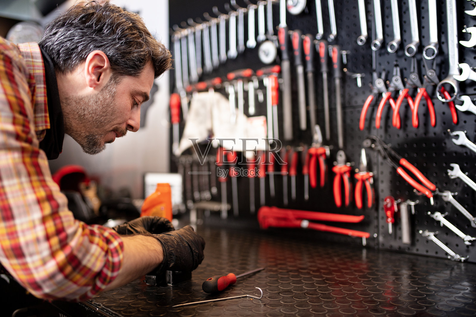 摩托车修理工照片摄影图片