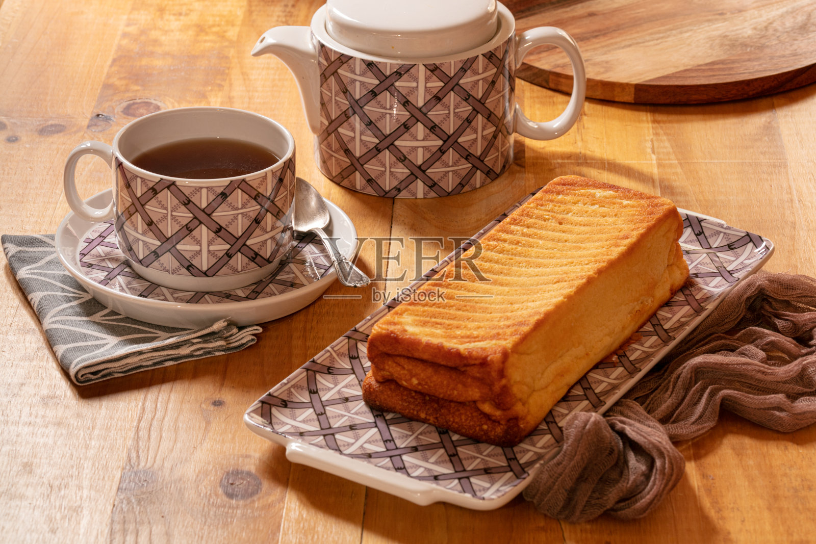 下午茶时间吃蛋糕照片摄影图片