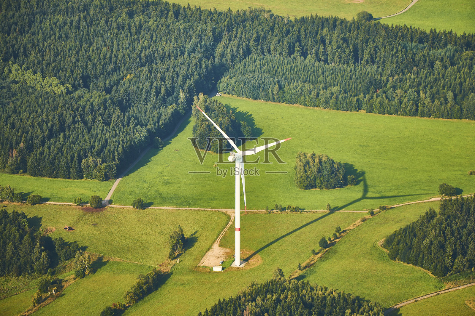 航拍美丽的风景与草地，森林和田野与风力涡轮机照片摄影图片