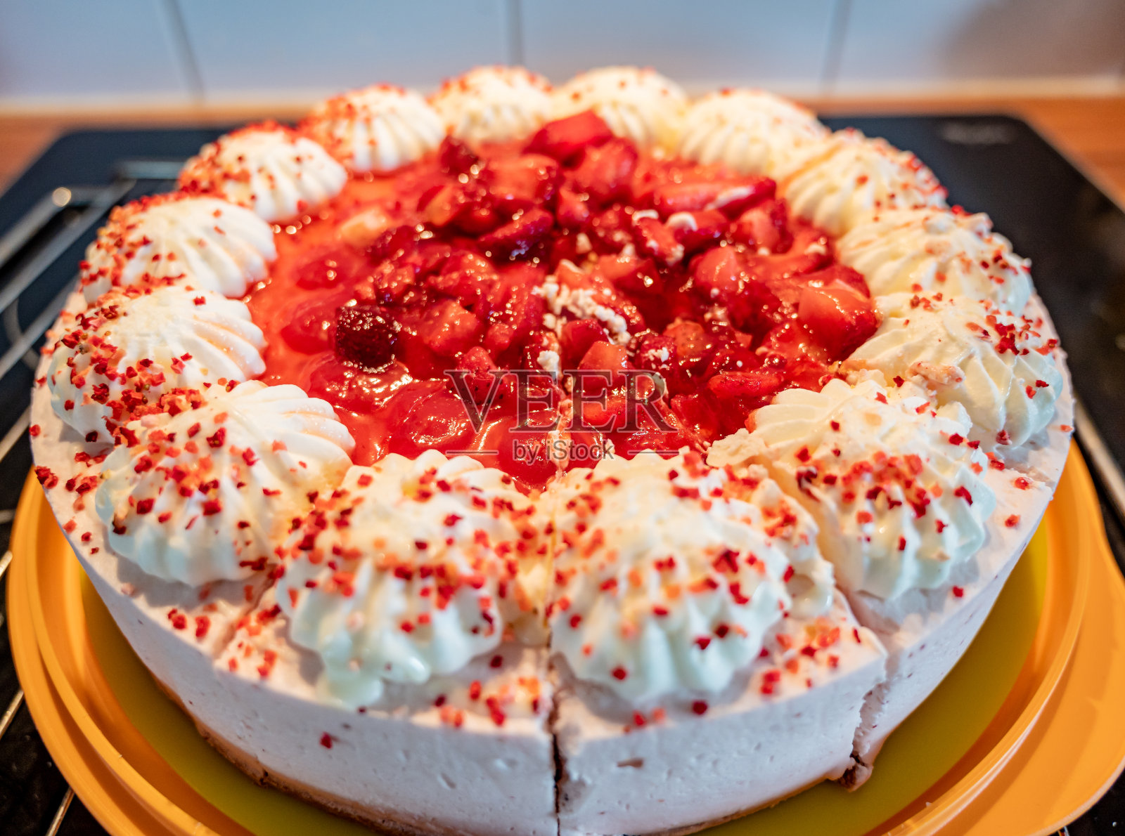 一个美味的白色草莓蛋糕的特写镜头照片摄影图片