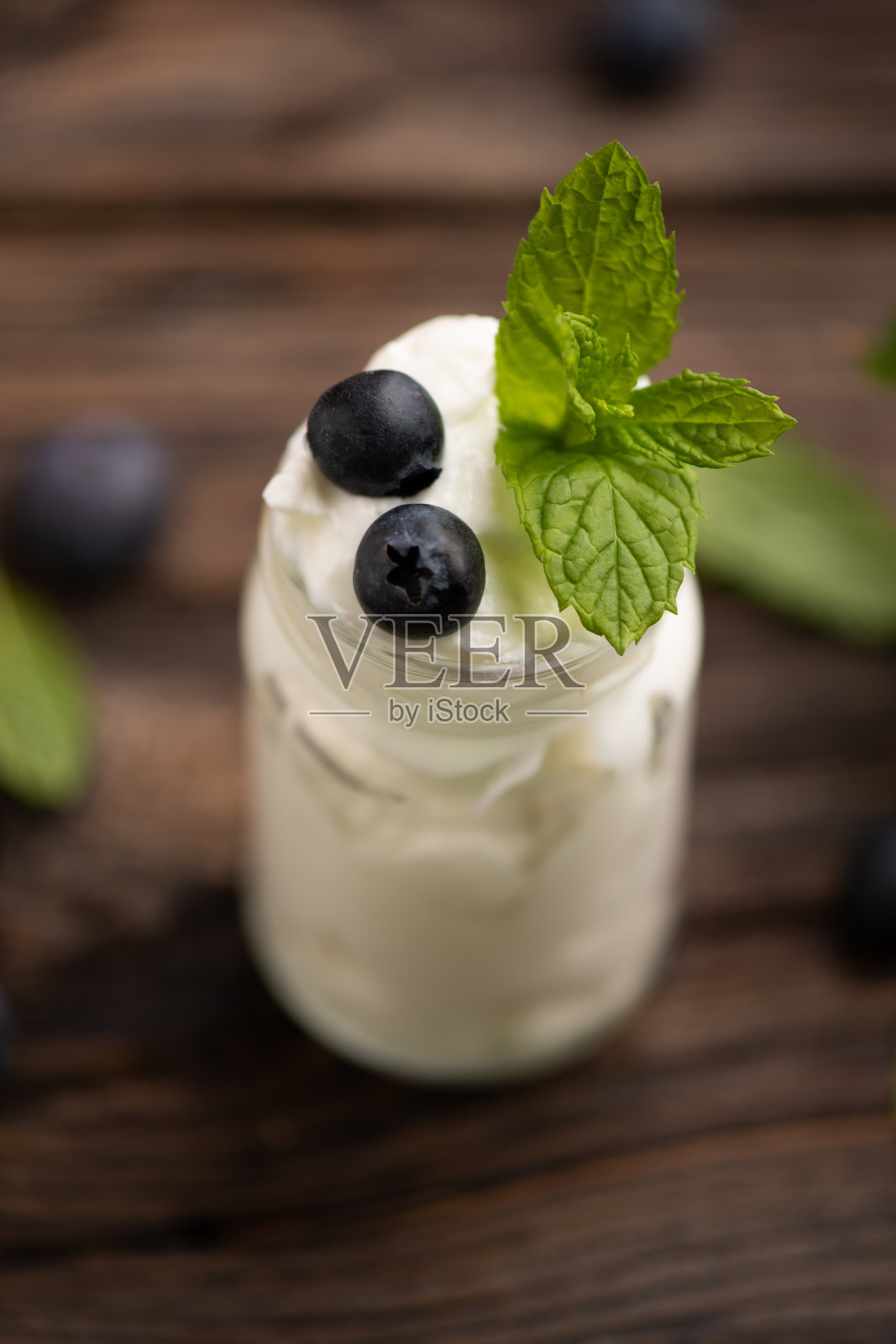 浆果和薄荷酸奶，乡村风格照片摄影图片