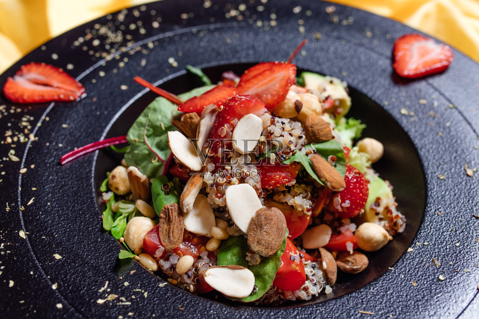 盘中有草莓的健康沙拉照片摄影图片