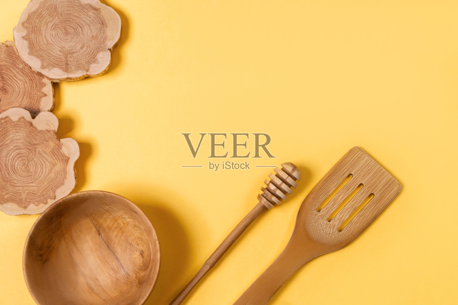 一套环保木质厨房用具，生态菜品。可持续的生活方式。塑料自由概念。照片摄影图片