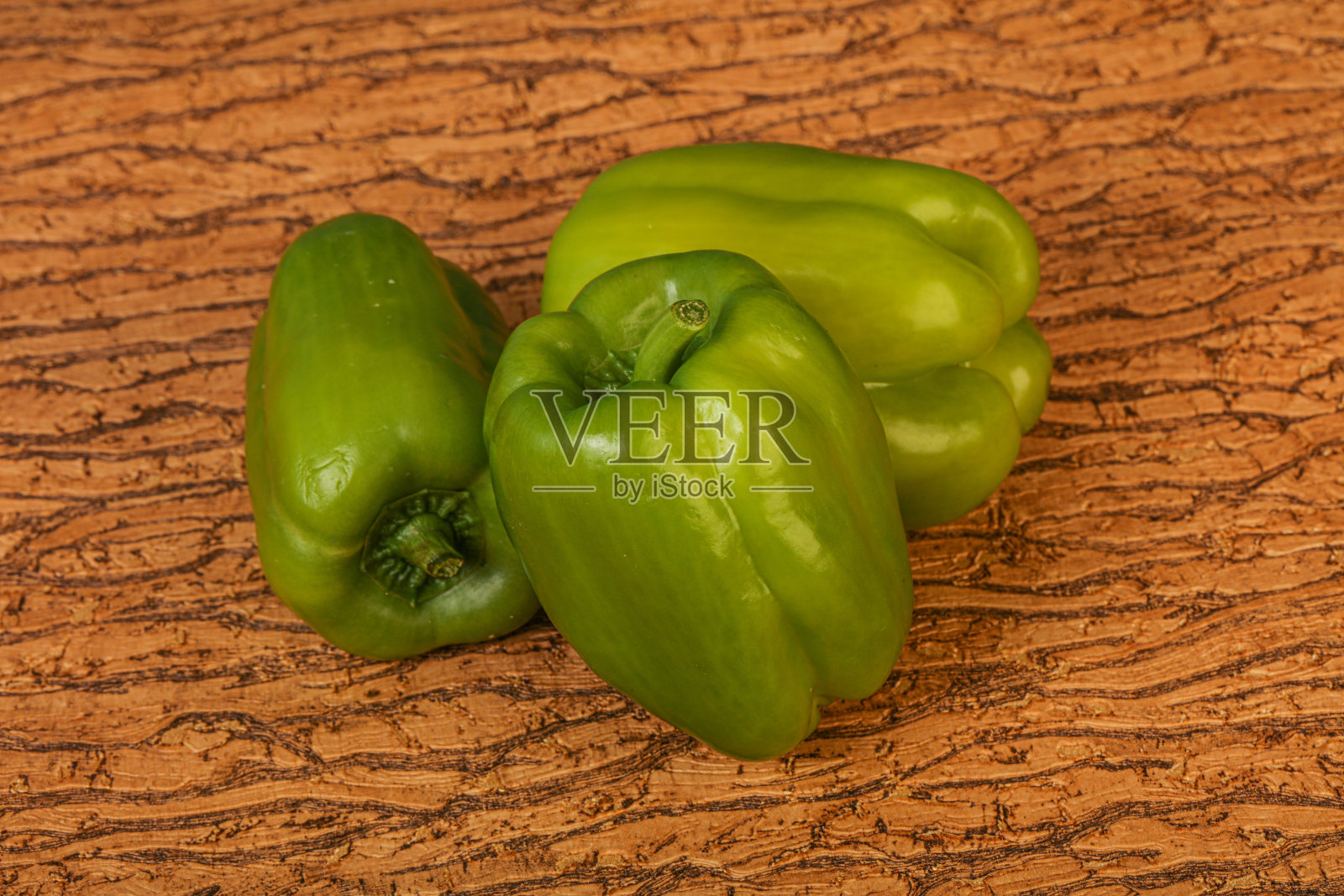 三个绿钟多汁的辣椒照片摄影图片