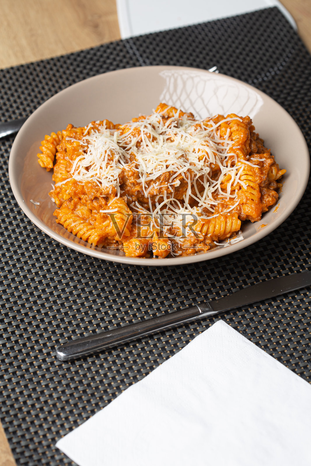 白盘子上有意大利肉酱和磨碎的奶酪照片摄影图片