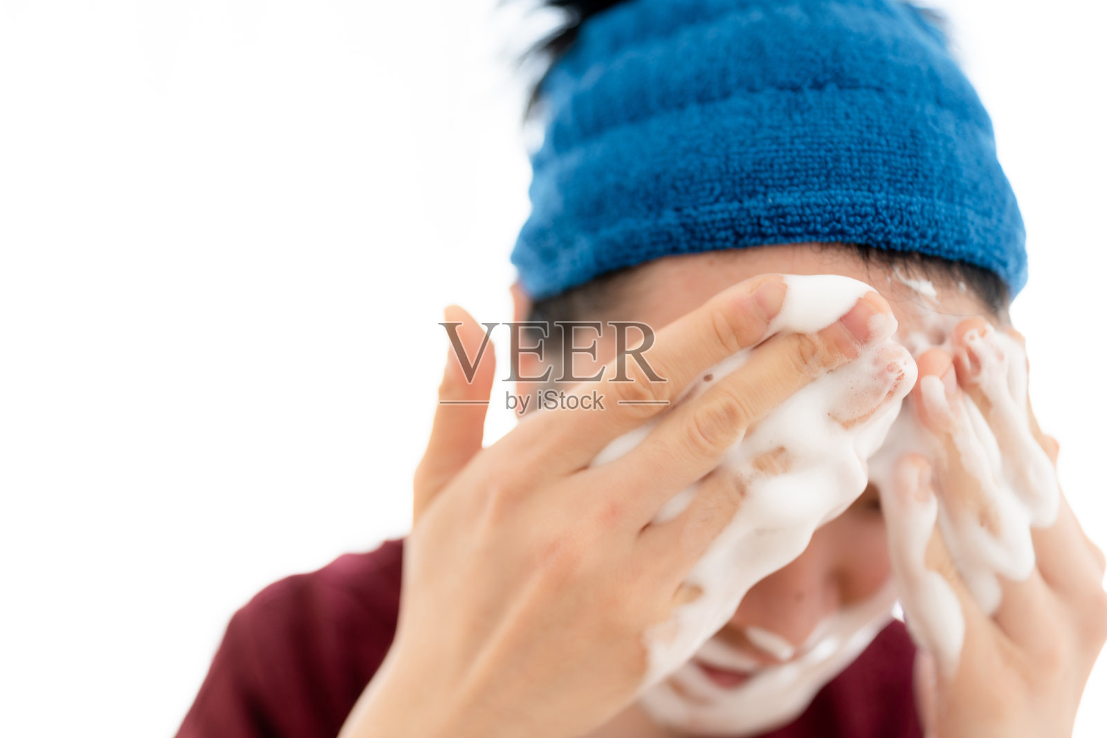 亚洲男人洗脸照片摄影图片