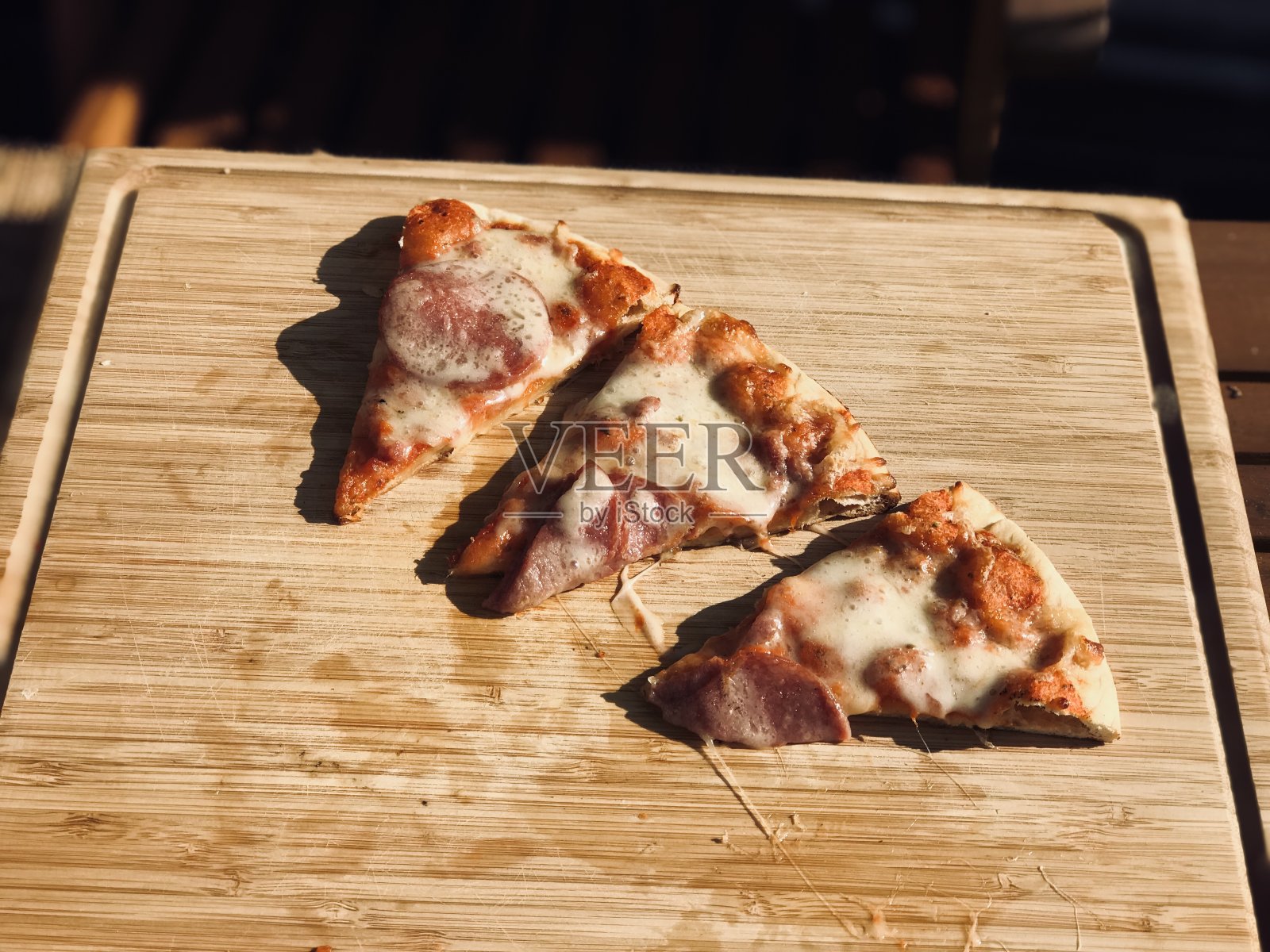 披萨片在桌子上照片摄影图片