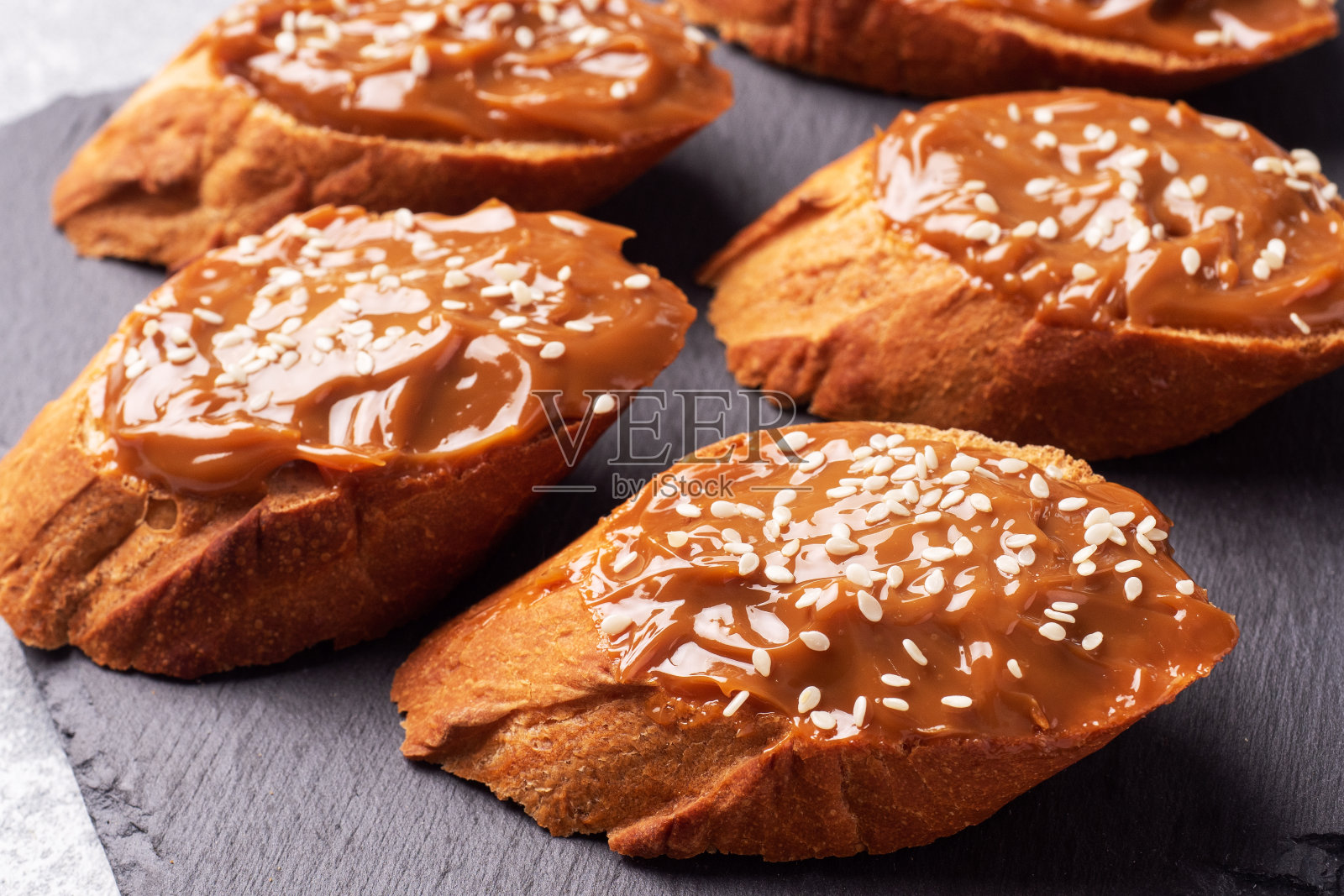 涂有甜的煮炼乳糊的法棍面包三明治照片摄影图片