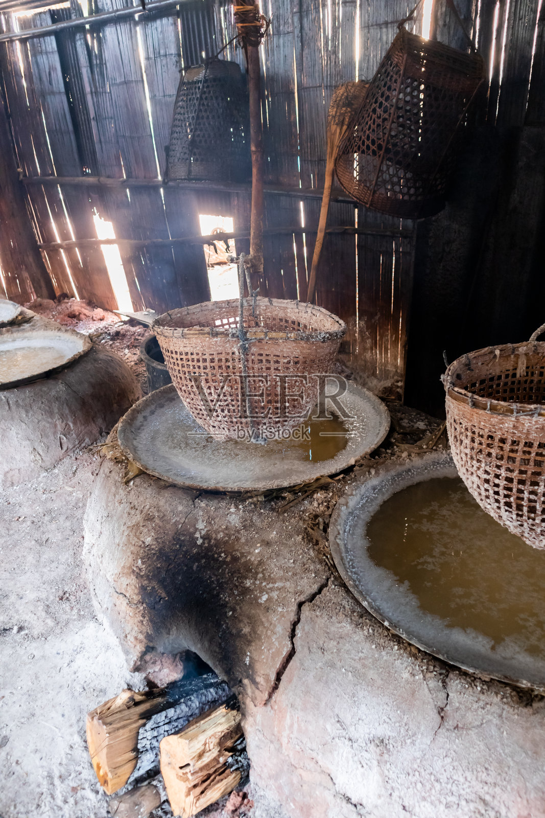食盐，来自盐坑的岩盐照片摄影图片