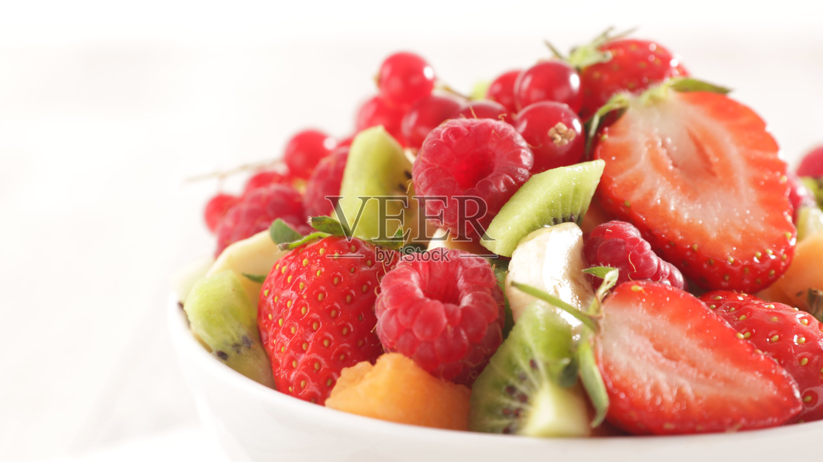 一碗草莓什锦水果沙拉照片摄影图片