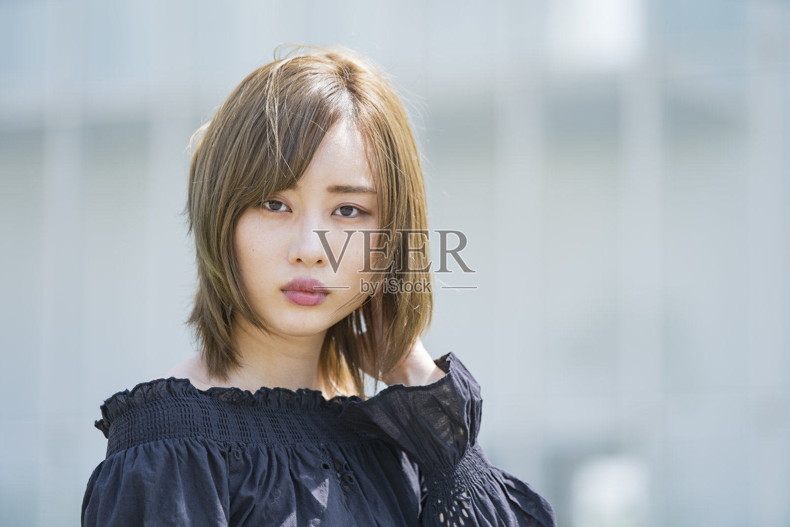 阳光明媚的亚洲年轻女子照片摄影图片