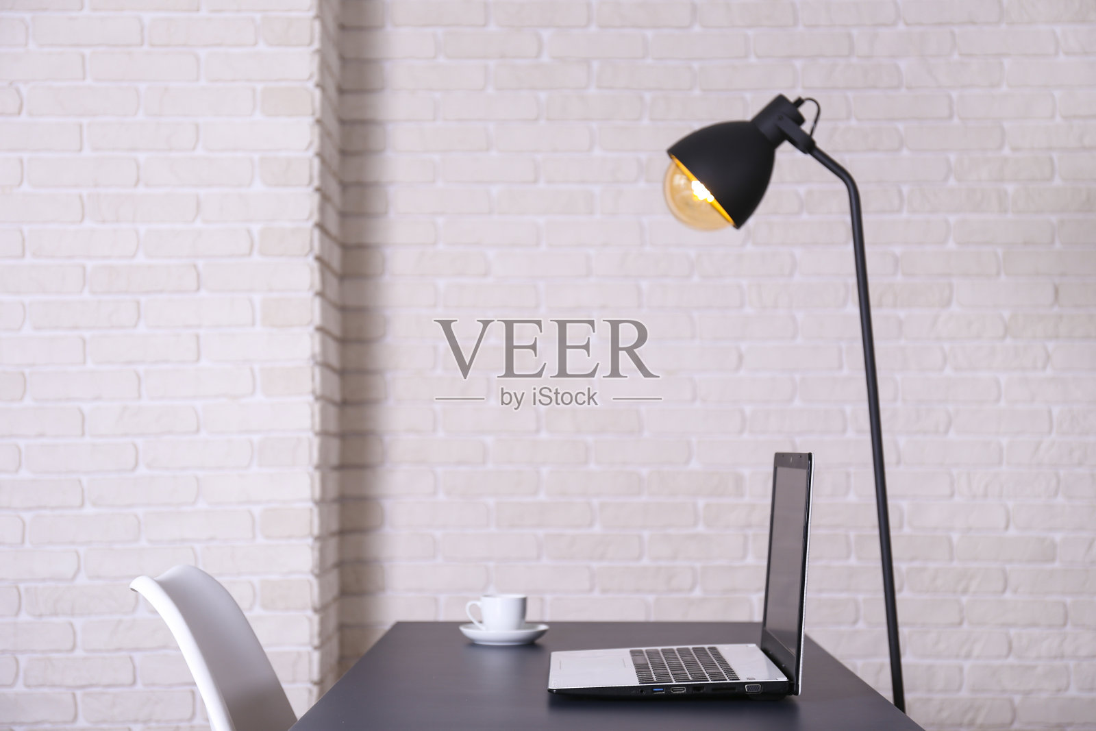 办公室角落里有笔记本电脑和一堆配件。照片摄影图片