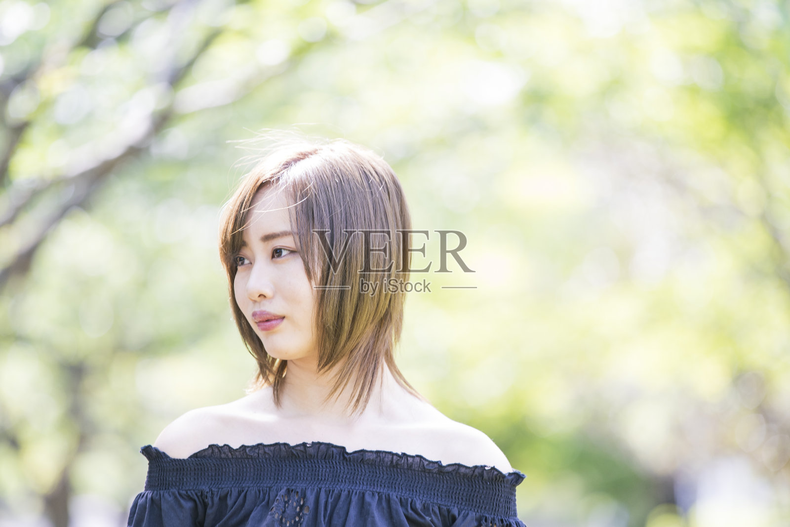 在公园里散步的亚洲年轻女子照片摄影图片